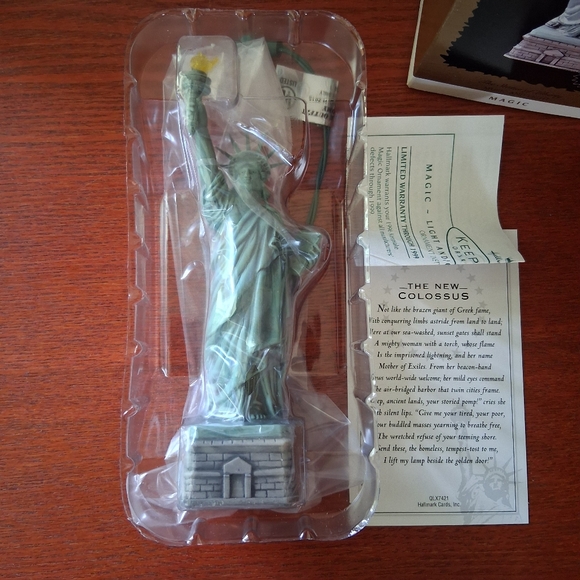 Hallmark Statue of Liberty Magic Ornament with Music and Light 1996 MIB - Picture 6 of 9